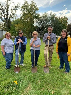Foundation Members from left to right; Margaret Wilkerson, Bob Mitchell, Shirley Ensor, Ethan McNeill and Extension staff member Kathy Hasekamp